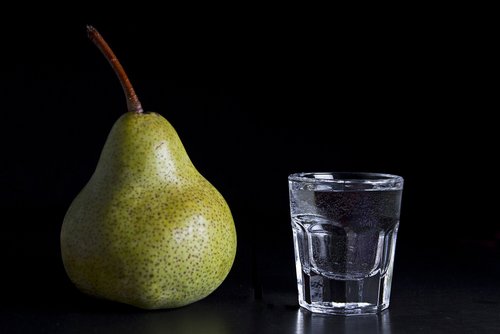 Birne neben Schnapsglas