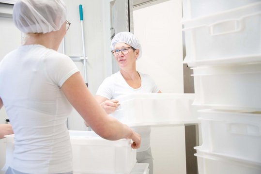 Schafbäuerinnen Waltraud und Melanie Sterkl in der Käseküche