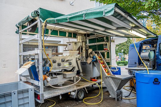 Mobile Apfelsaftpresse in Aktion 
