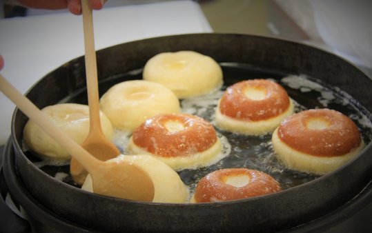 Krapfen umdrehen ©Elisabeth Heidegger/LK Niederösterreich