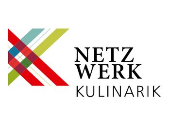 Logo Netzwerk Kulinarik mit rot-weiß-roten Streifen gekreuzt mit blau-weiß-grünen Streifen
