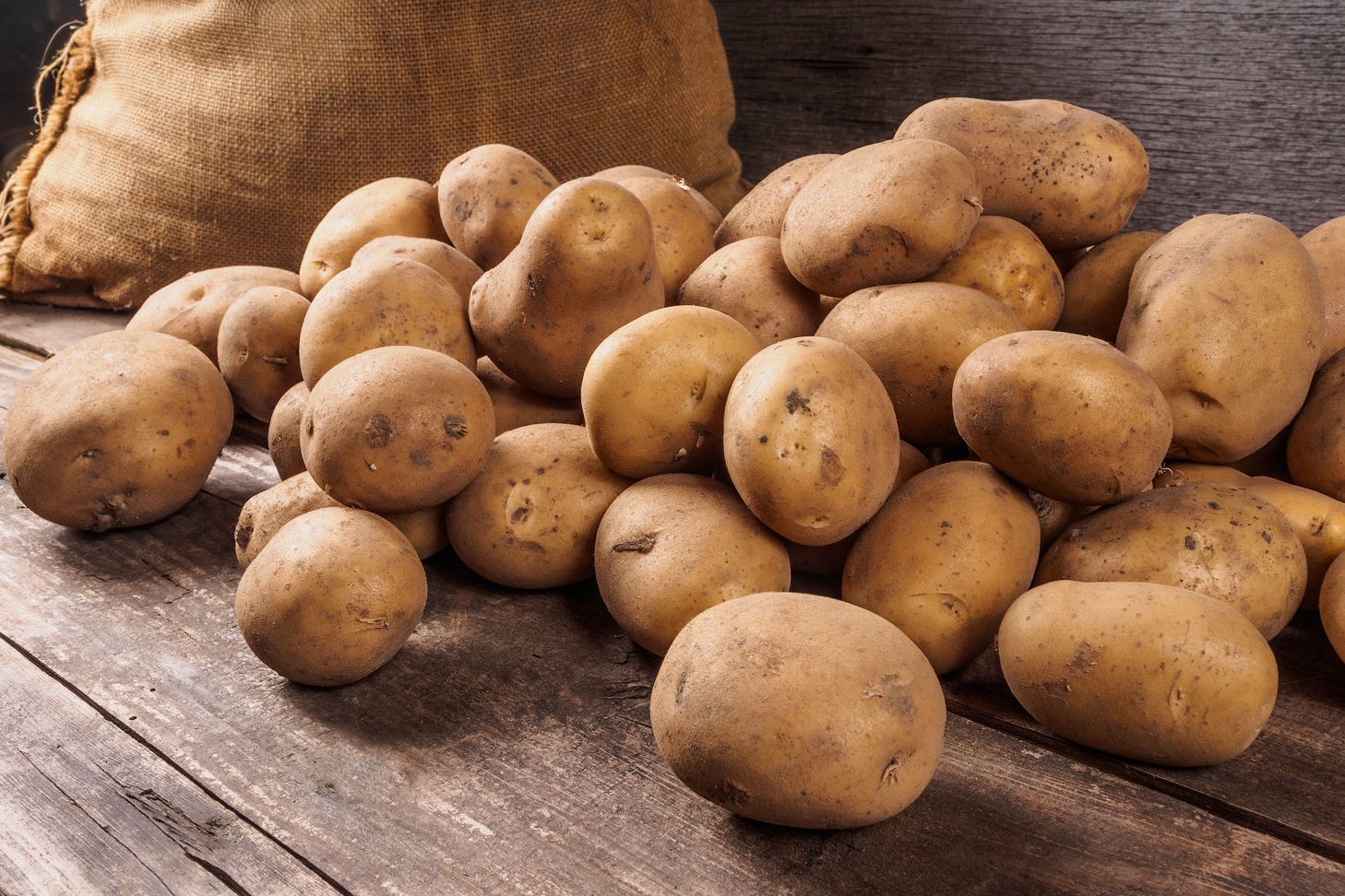 Kartoffeln auf Holz neben Juttesack ©dmitriygut/stock.adobe.com_97477235