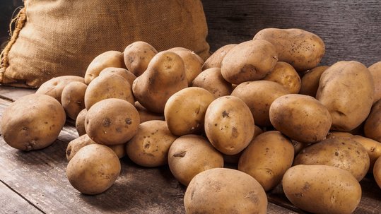 Kartoffeln auf Holz neben Juttesack ©dmitriygut/stock.adobe.com_97477235