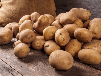 Kartoffeln auf Holz neben Juttesack ©dmitriygut/stock.adobe.com_97477235