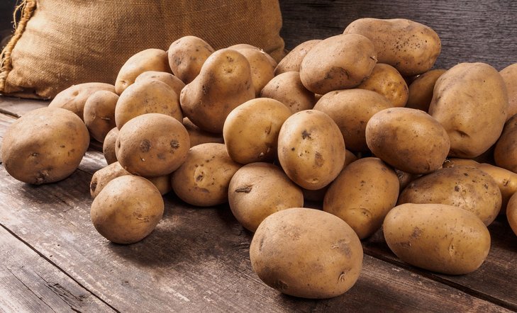 Kartoffeln auf Holz neben Juttesack ©dmitriygut/stock.adobe.com_97477235