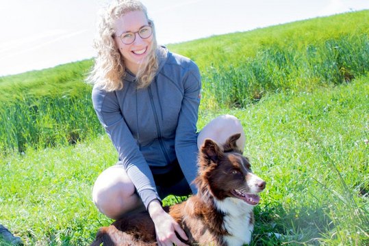 Schafbäuerin Melanie Sterkl mit Hütehund auf Feld und Wiese