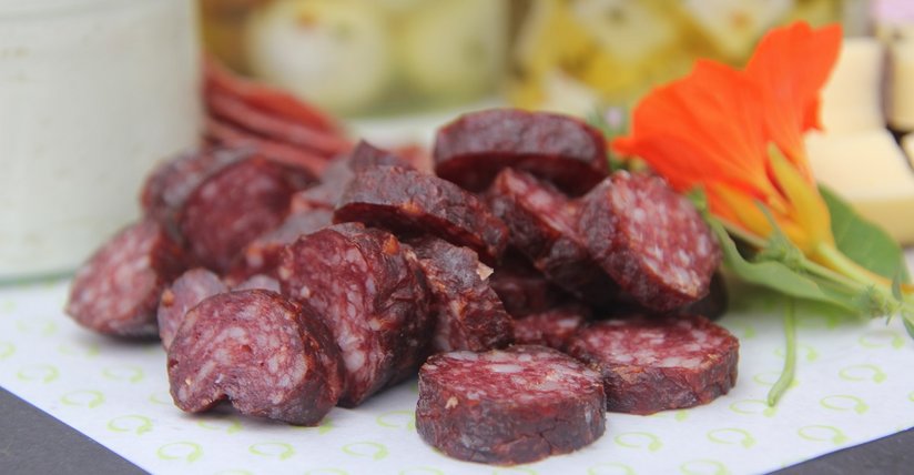 Ziegenkäse, Milch und Hartwurst