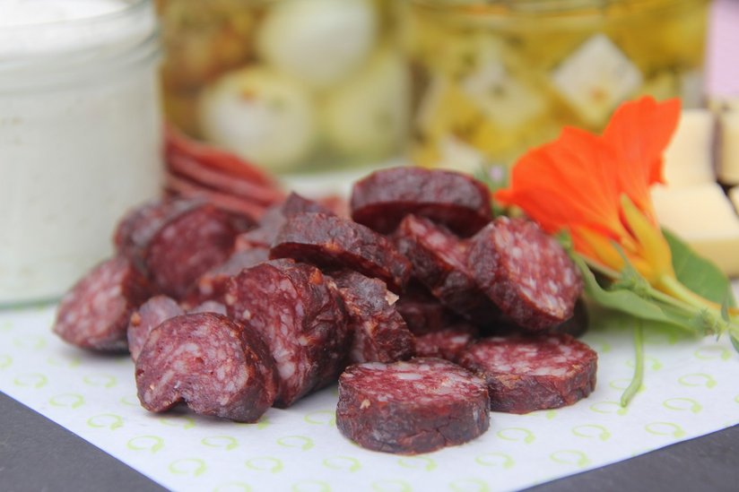 Ziegenkäse, Milch und Hartwurst