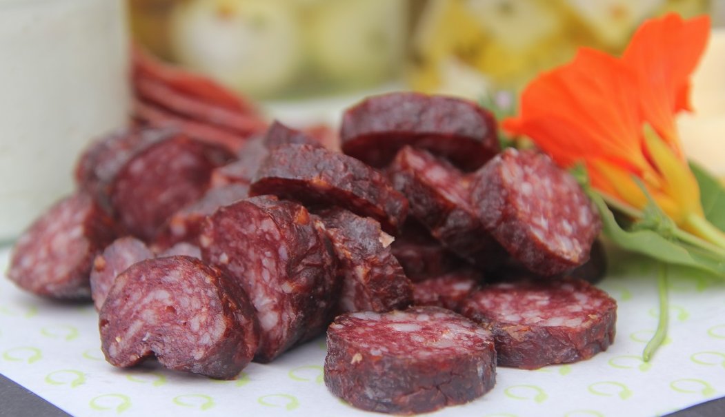 Ziegenkäse, Milch und Hartwurst