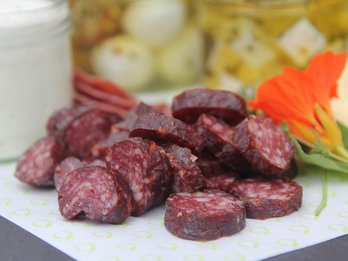 Ziegenkäse, Milch und Hartwurst