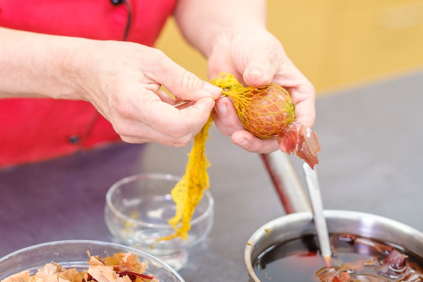 Zum Verzieren spannt man das Netz vor dem Färben über das Ei.