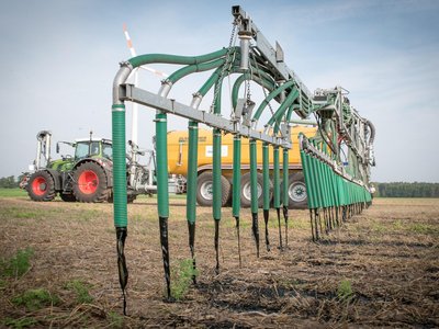 Mit dem ausgebrachten Dünger wird der Boden erneut angereichert, damit er die Pflanze wieder versorgen kann.