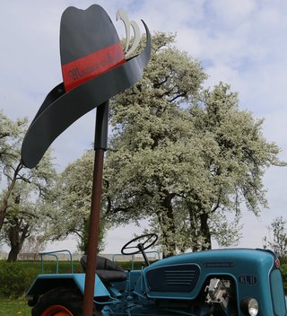 Blühende Mostbäume mit Traktor und Hut von Mostbaron