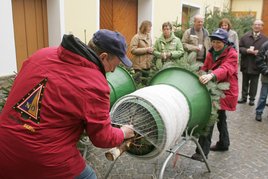 Der Weihnachtsbaum wird beim Verkauf transportfähig verpackt.