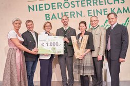 Foto mit Vifzack-Sieger 2019 3.Platz Familie Rosinger und Gruber mit Es kann auch ohne Lift bergauf gehen ©Philipp Monihart/LK Niederösterreich