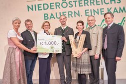 Foto mit Vifzack-Sieger 2019 3.Platz Familie Rosinger und Gruber mit Es kann auch ohne Lift bergauf gehen ©Philipp Monihart/LK Niederösterreich
