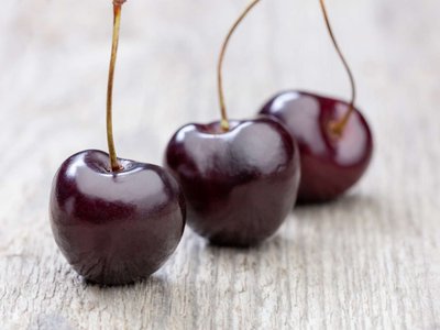 Weichsel liegen auf einem Holztisch