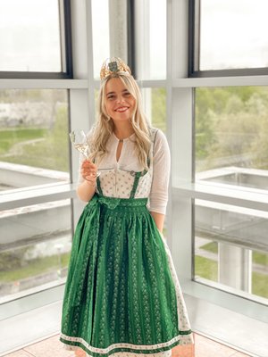 Niederösterreichische Weinkönigin Sophie Hromatka mit Krone und Wein