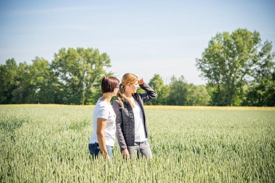 Bäuerinnen am Feld bei der Kulturbeobachtung als Maßnahme des Pflanzenschutzes