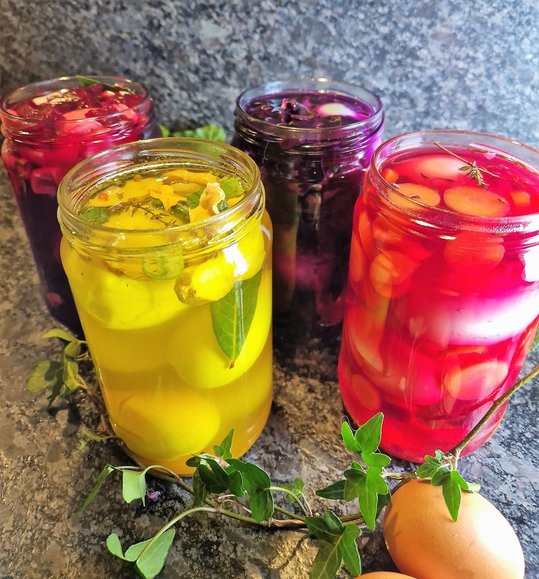 Bunte Eier in Essigsud ©Elisabeth Heidegger/LK Niederösterreich