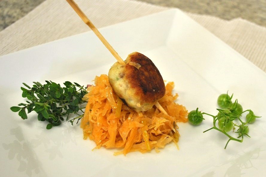 Fischbällchen am Spieß auf papriziertem Honig-Thymian-Sauerkraut ©Melanie Stütz/LK Oberösterreich