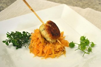 Fischbällchen am Spieß auf papriziertem Honig-Thymian-Sauerkraut ©Melanie Stütz/LK Oberösterreich