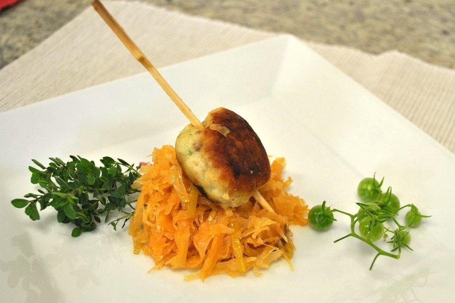 Fischbällchen am Spieß auf papriziertem Honig-Thymian-Sauerkraut ©Melanie Stütz/LK Oberösterreich