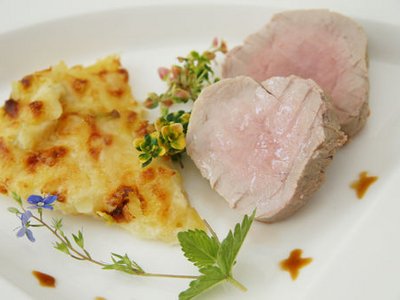 Schweinsfilet mit Erdaepfel-Lauch-Gratin
