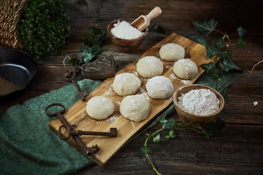 Teig für Feuerflecken portionieren ©Elisabeth Heidegger/LK Niederösterreich