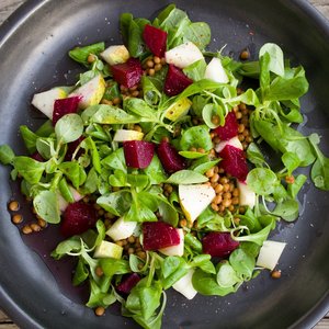 Vogerlsalat lässt sich hervorragend mit anderen Gemüsesorten kombinieren. Damit entsteht eine leckere Vitaminbombe für Zwischendurch oder als Beilage zum Hauptgericht. ©pixabay