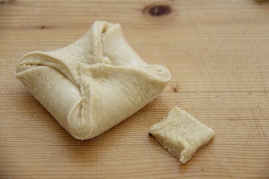 Eventuell mit einem kleinen Teigstück in der Mitte belegen, damit die Enden nicht aufgehen. ©Elisabeth Heidegger/LK Niederösterreich