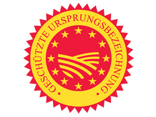 gelber Kreis mit roter Mitte, in der Sterne und Felder dargestellt sind. Rund herum steht geschützte Ursprungsbezeichnung.