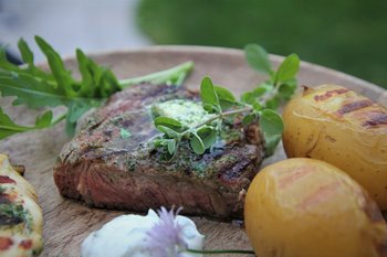 Steak mit Kräuterbutter und Kartoffeln vom Grill ©Elisabeth Heidegger/LK Niederösterreich