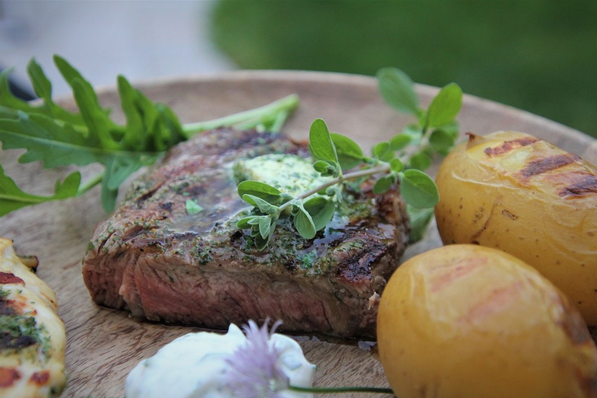 Steak mit Kräuterbutter und Kartoffeln vom Grill ©Elisabeth Heidegger/LK Niederösterreich