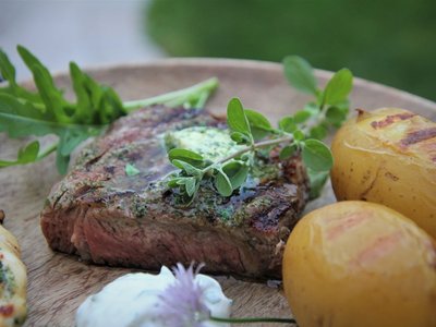 Steak mit Kräuterbutter und Kartoffeln vom Grill ©Elisabeth Heidegger/LK Niederösterreich