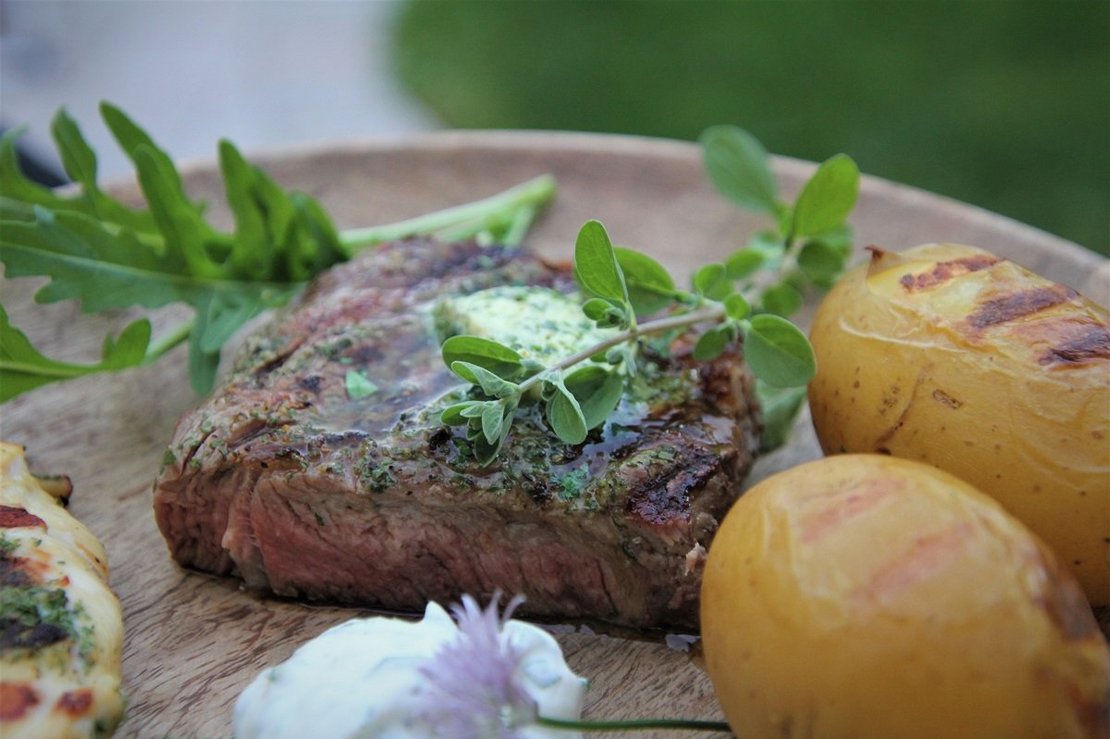 Steak mit Kräuterbutter und Kartoffeln vom Grill ©Elisabeth Heidegger/LK Niederösterreich
