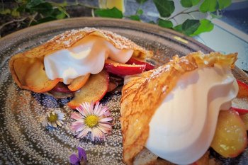 Eierlikör Crêps angerichtet mit Schlagobers
