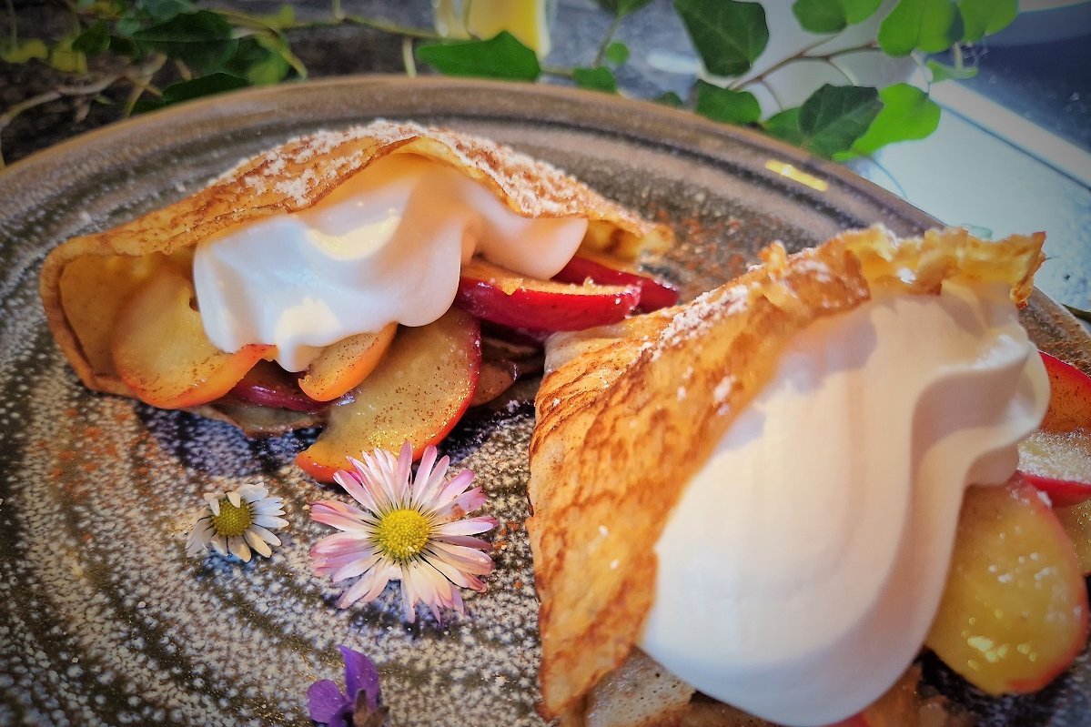 Eierlikör Crêps angerichtet mit Schlagobers