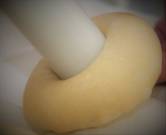 Loch im Krapfenteig eindrücken ©Elisabeth Heidegger/LK Niederösterreich