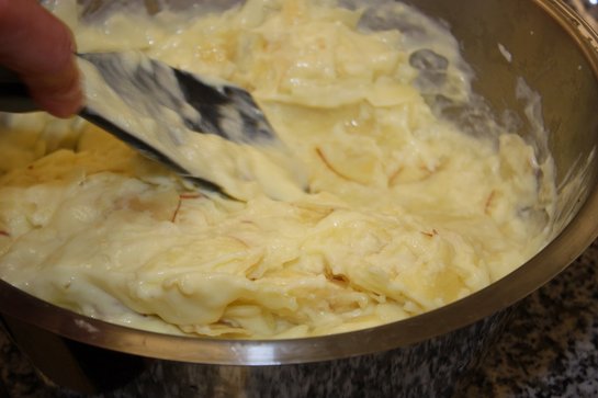 Pudding und Apfelmasse verrühren ©Elisabeth Heidegger/LK Niederösterreich