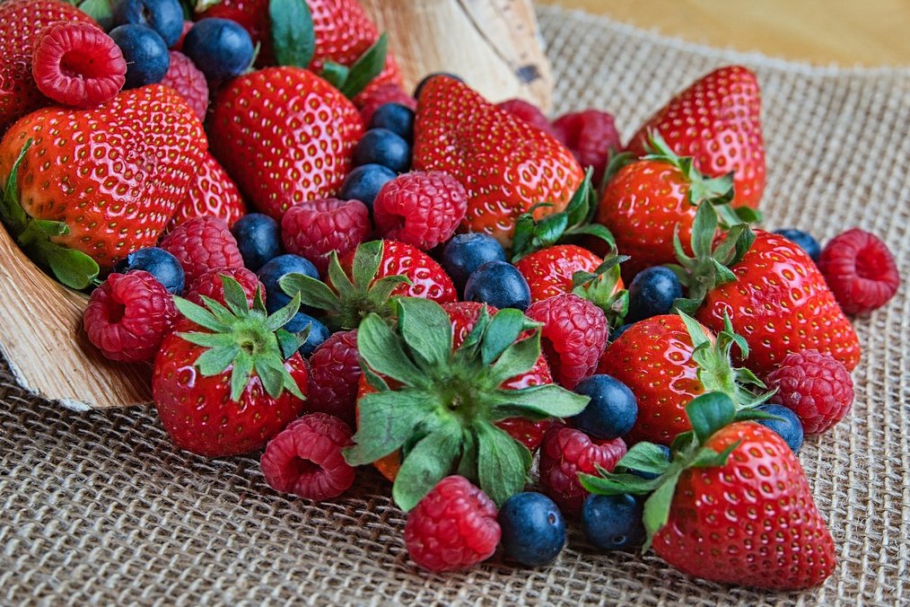 Beerenobst mit Himbeeren, Erdbeeren, Heidelbeeren ©pixabay