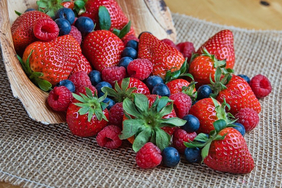 Beerenobst mit Himbeeren, Erdbeeren, Heidelbeeren ©pixabay