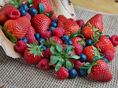 Beerenobst mit Himbeeren, Erdbeeren, Heidelbeeren ©pixabay