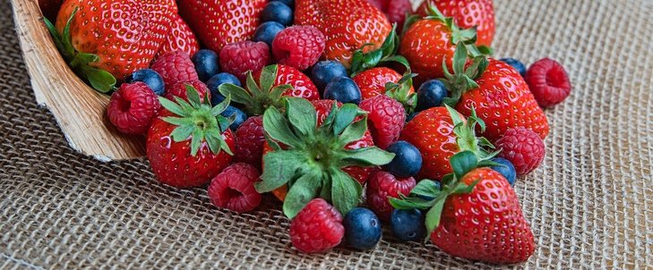 Beerenobst mit Himbeeren, Erdbeeren, Heidelbeeren ©pixabay