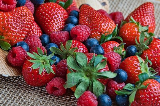 Beerenobst mit Himbeeren, Erdbeeren, Heidelbeeren ©pixabay