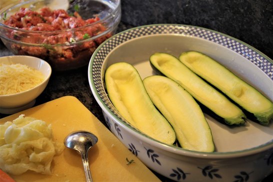 Zucchini aushöhlen und in befettete Form setzen. ©Elisabeth Heidegger/LK Niederösterreich