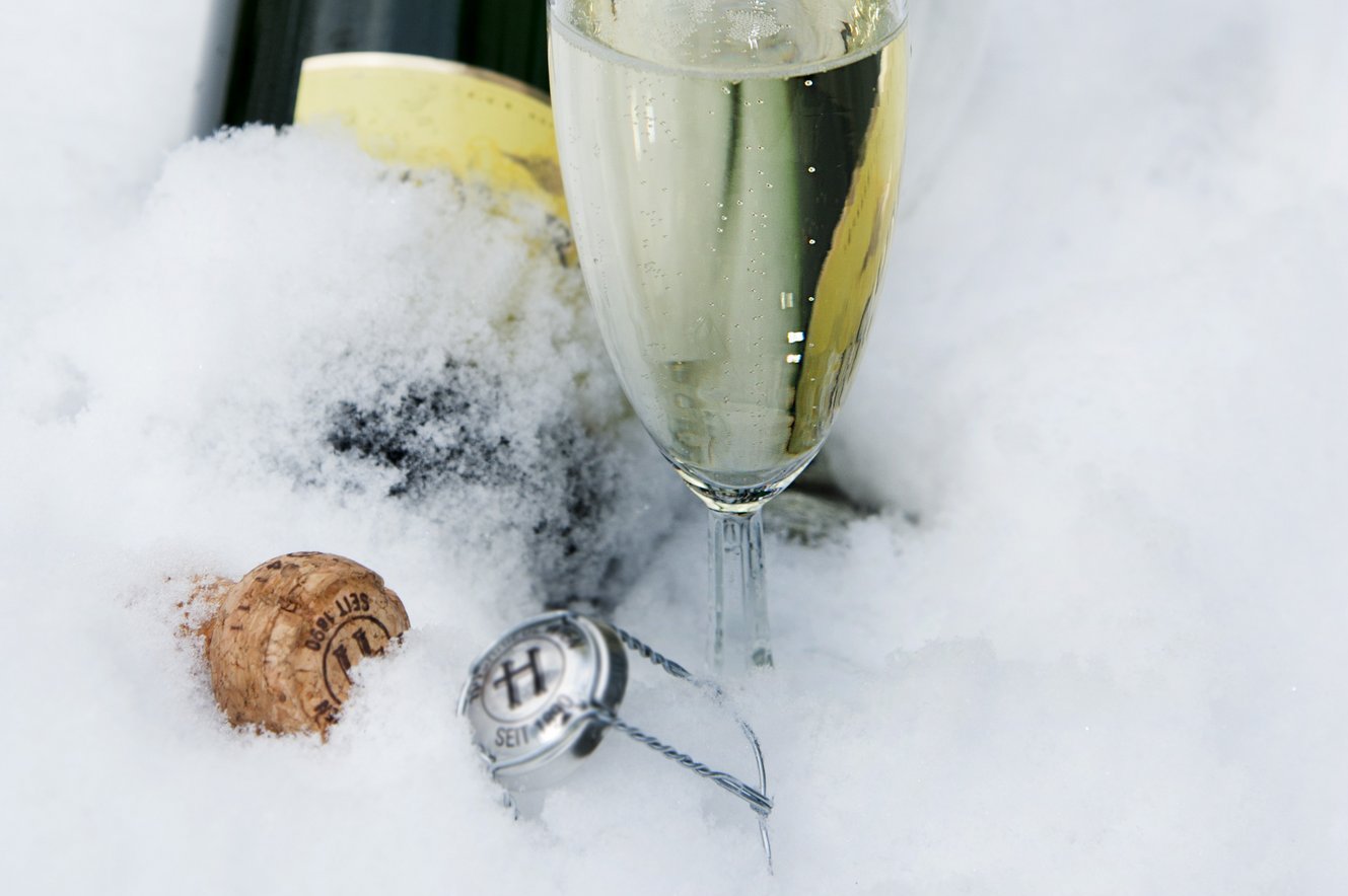 Sektflasche und Sektglas in Eis