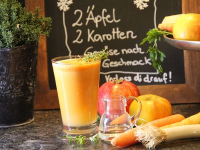 Frisch gepresste Säfte aus Gemüse, Obst und Blattgrün sind ein Energiekick für zwischendurch. Vollgepackt mit jeder Menge an Nährstoffen. Auch Obstmuffel und Kinder lieben die bunten Säfte. ©Elisabeth Heidegger/LK Niederösterreich