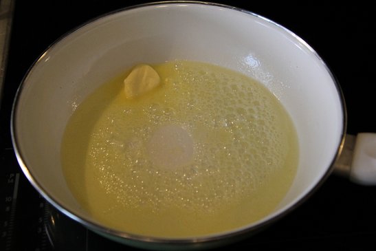 In einer beschichteten Pfanne die Butter aufschäumen, Hitze reduzieren und den Teig in die Pfanne eingießen.