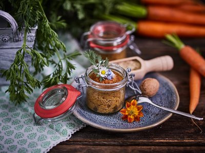 Karottenkuchen im Glas dekoriert 